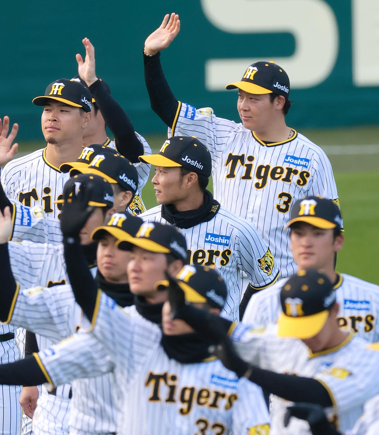 阪神大山（右上）はファン感謝デーでファンに手を振る（撮影・上山淳一）
