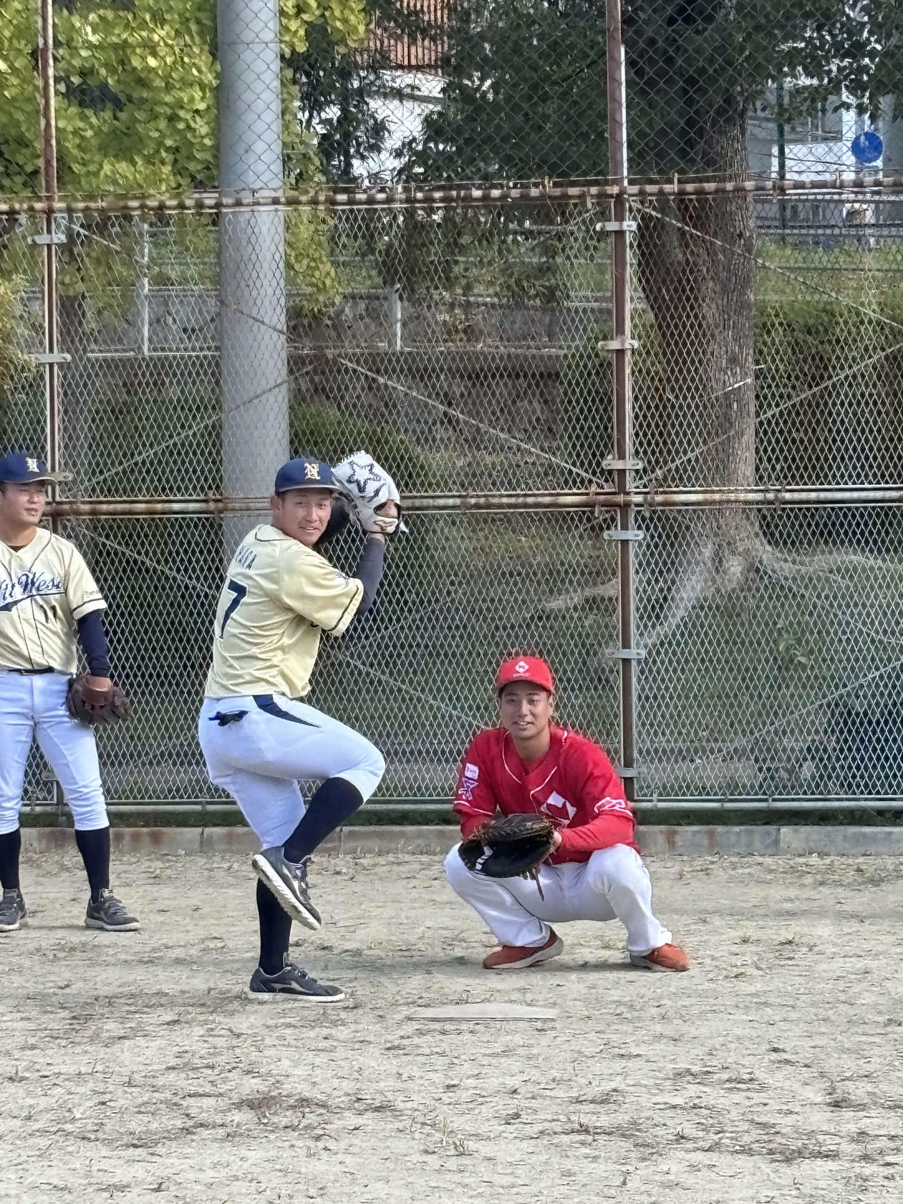 小学生の投球練習で打者役を務める阪神ドラフト1位の伊原。捕手役は中日ドラフト4位石伊（撮影・山崎健太）
