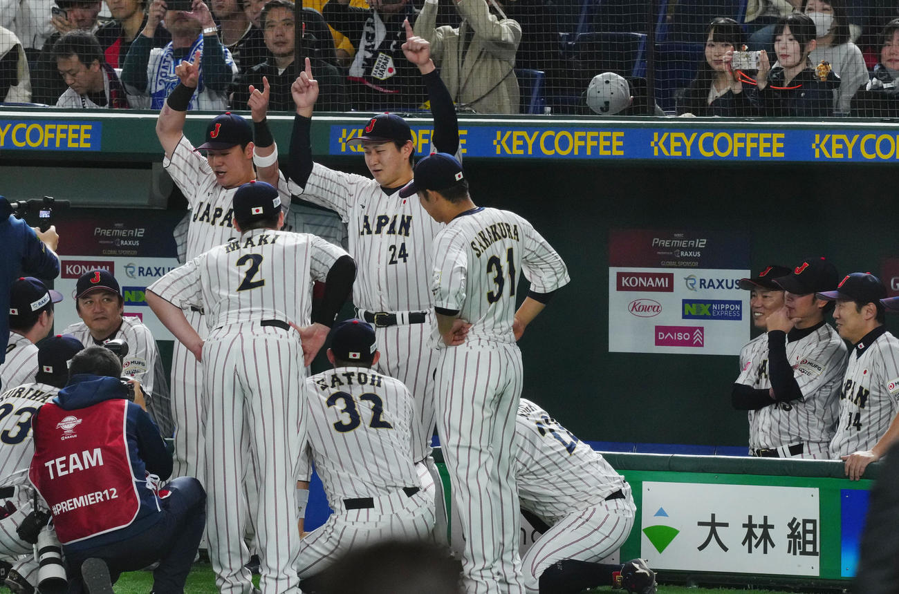 日本対台湾　試合前、円陣で「フュージョン」を披露する清宮（左）と紅林（撮影・垰建太）