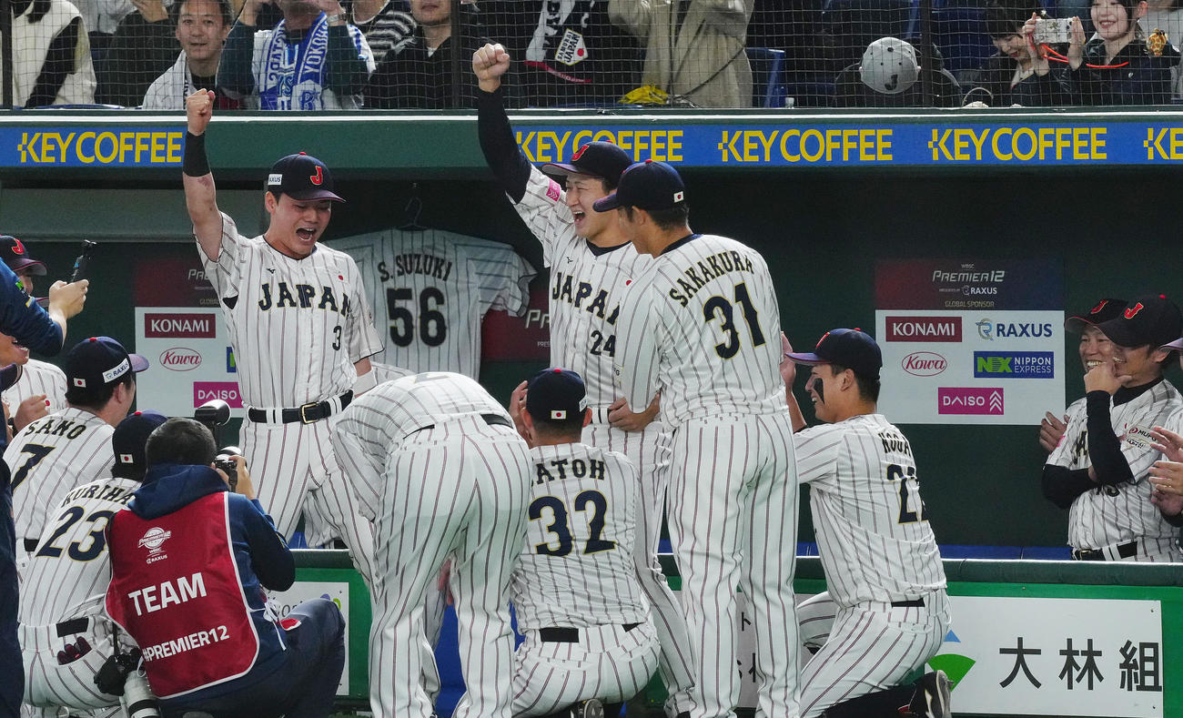 日本対台湾　試合前、円陣で声出しを務める清宮（左）と紅林（撮影・垰建太）
