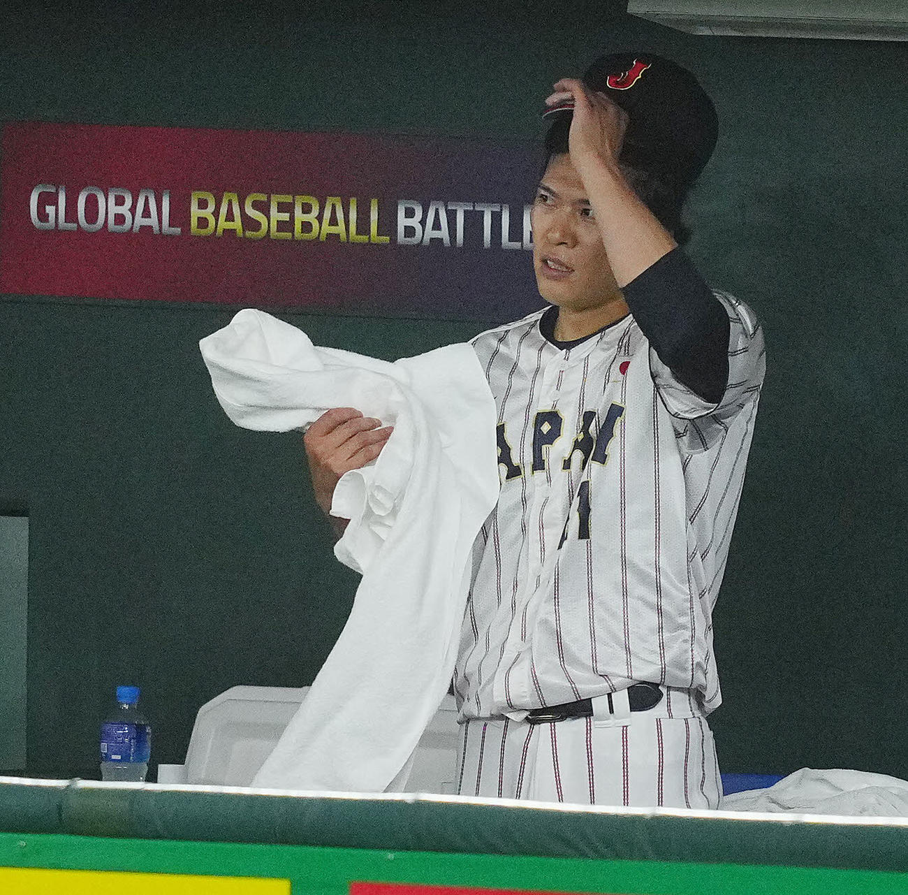 日本対台湾　5回表台湾無死満塁、降板しベンチでさえない表情の早川（撮影・垰建太）