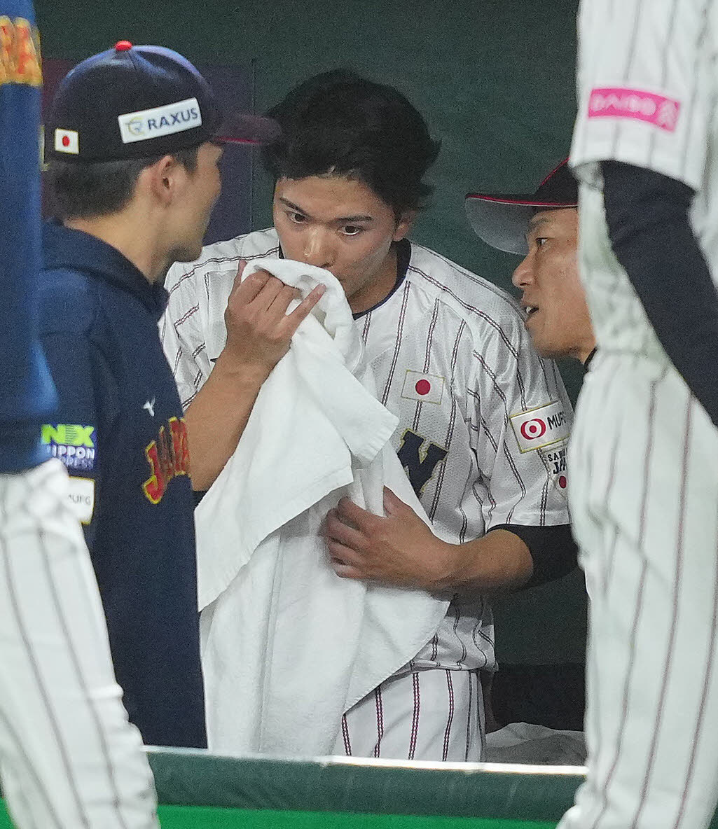 日本対台湾　5回表台湾無死満塁、交代でベンチに下がった早川（中央）に声をかける井端監督（右）（撮影・垰建太）