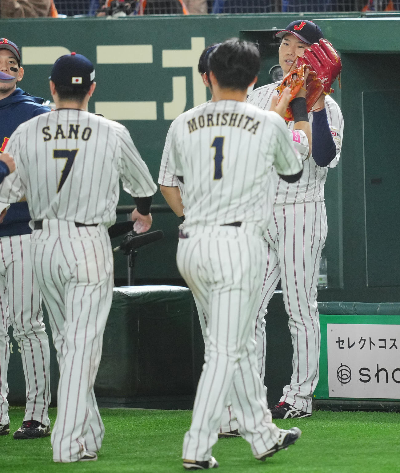 日本対台湾　5回表台湾2死二、三塁、江坤宇を空振り三振に仕留め無失点で切り抜けた清水（右）はナインと笑顔でグラブタッチ（撮影・垰建太）