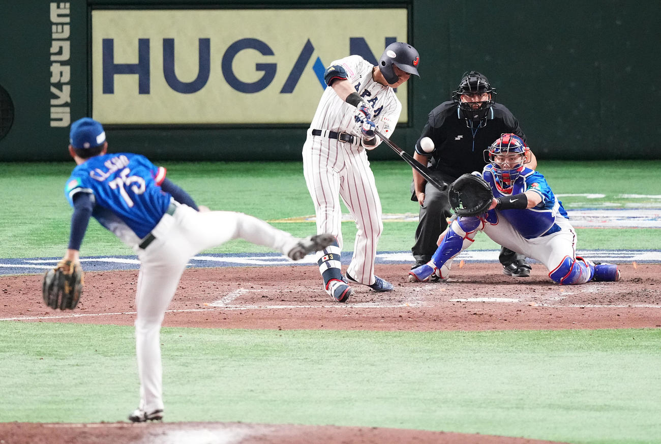 日本対台湾　5回裏日本2死二、三塁、右2点適時三塁打を放つ清宮。投手郭俊麟（撮影・鈴木みどり）