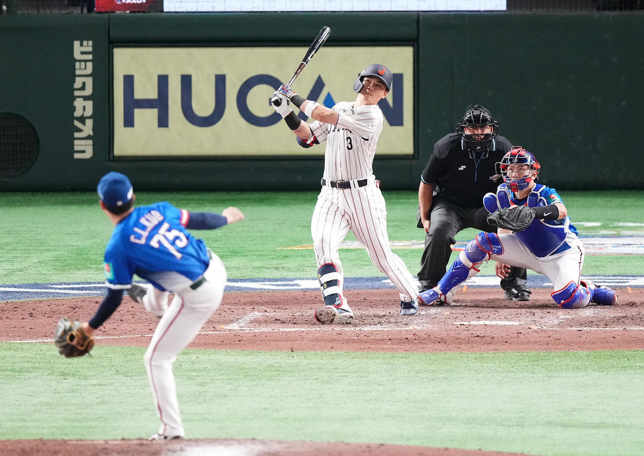 日本対台湾　5回裏日本2死二、三塁、右2点適時三塁打を放つ清宮。投手郭俊麟（撮影・鈴木みどり）