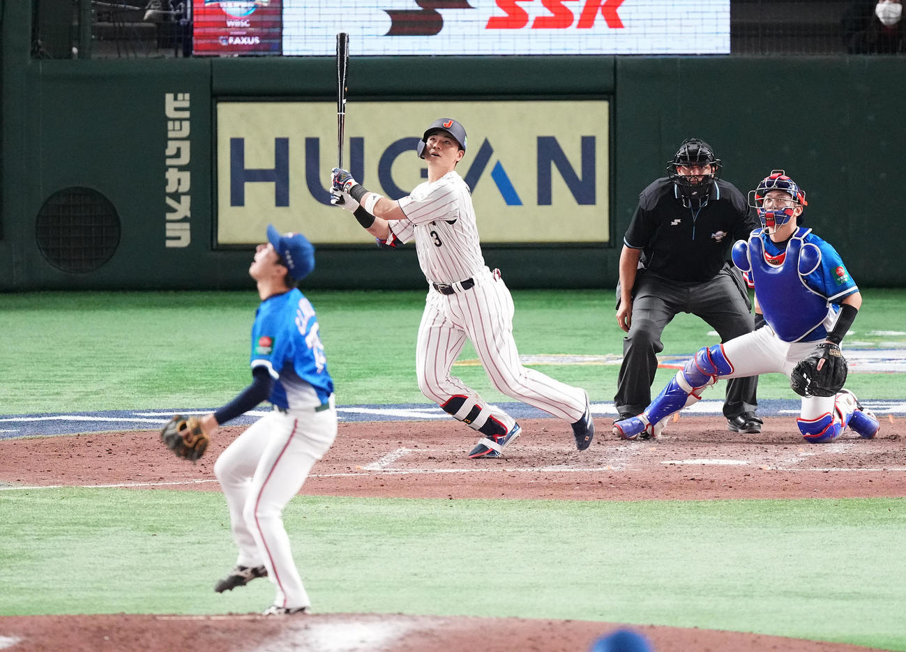 日本対台湾　5回裏日本2死二、三塁、右2点適時三塁打を放つ清宮。投手郭俊麟（撮影・鈴木みどり）