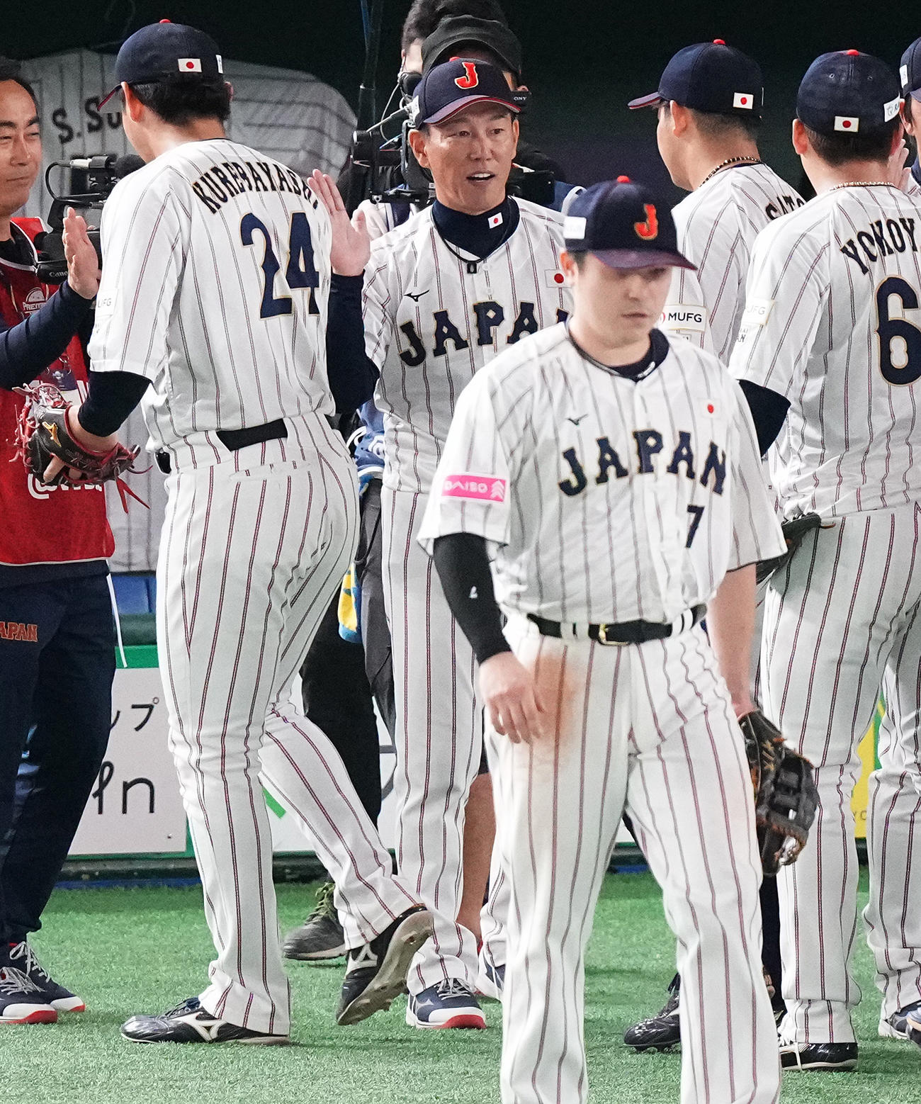 日本対台湾　台湾に勝利し、ナインを迎える井端監督（中央）（撮影・鈴木みどり）