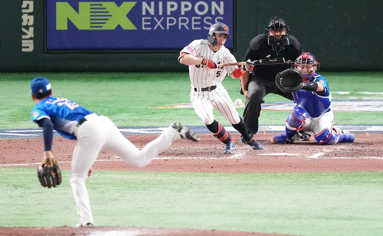 日本対台湾　6回裏日本無死、内野安打を放つ五十幡。投手郭俊麟（撮影・鈴木みどり）
