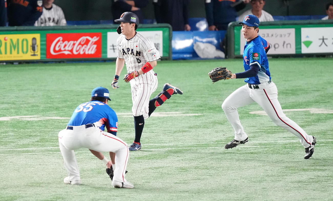 日本対台湾　6回裏日本無死、内野安打で出塁する五十幡（撮影・鈴木みどり）