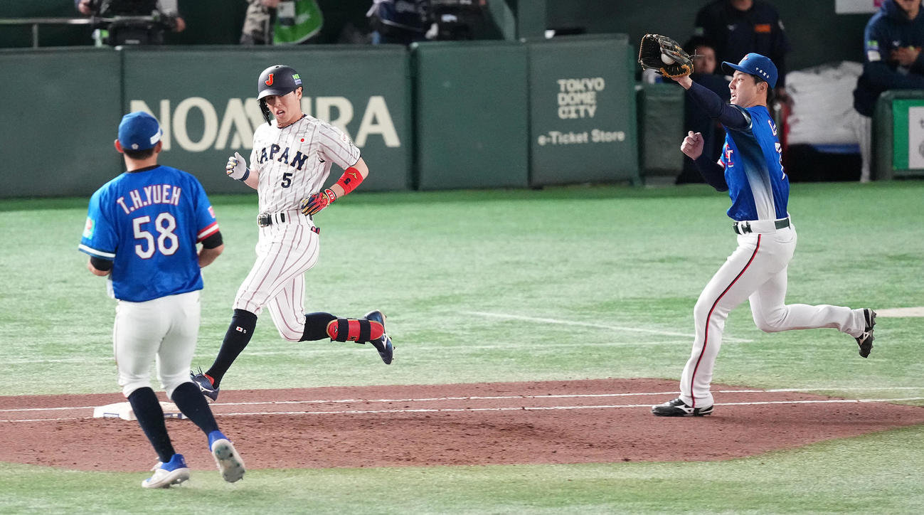 日本対台湾　6回裏日本無死、内野安打で出塁する五十幡（撮影・鈴木みどり）