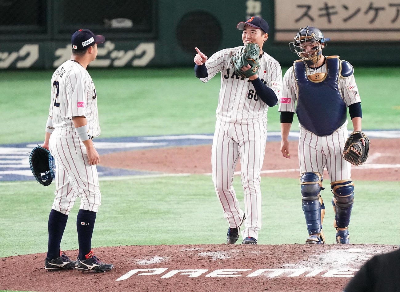日本対台湾　台湾に勝利し笑顔の横山（中央）（撮影・鈴木みどり）
