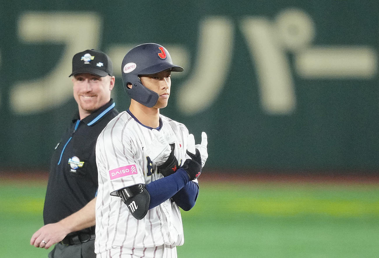 日本対台湾　6回裏日本1死一、三塁、適時二塁打を放ちポーズを決める辰己（撮影・垰建太）