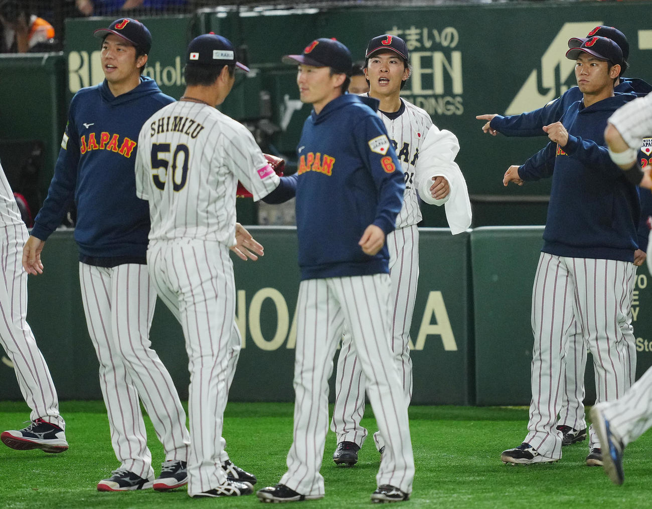 日本対台湾　5回表台湾無死満塁から無失点でしのいだ2番手清水（50番）を出迎える早川（右から2人目）（撮影・垰建太）
