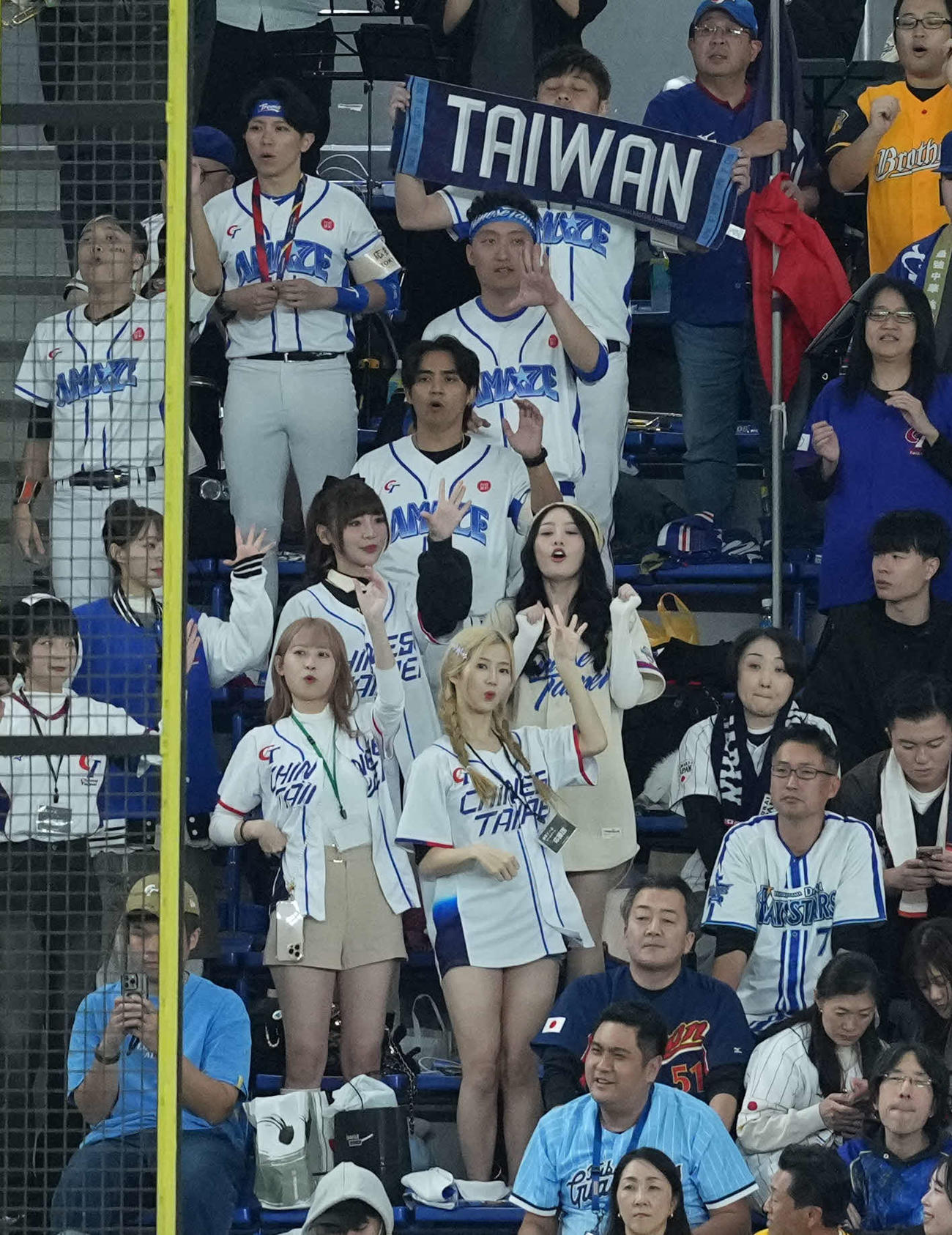 日本対台湾　声援を送る台湾のチアガール（撮影・たえ見朱実）
