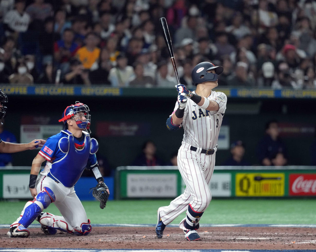 日本対台湾　5回裏日本2死二、三塁、右越えに2点適時三塁打を放つ清宮（撮影・たえ見朱実）