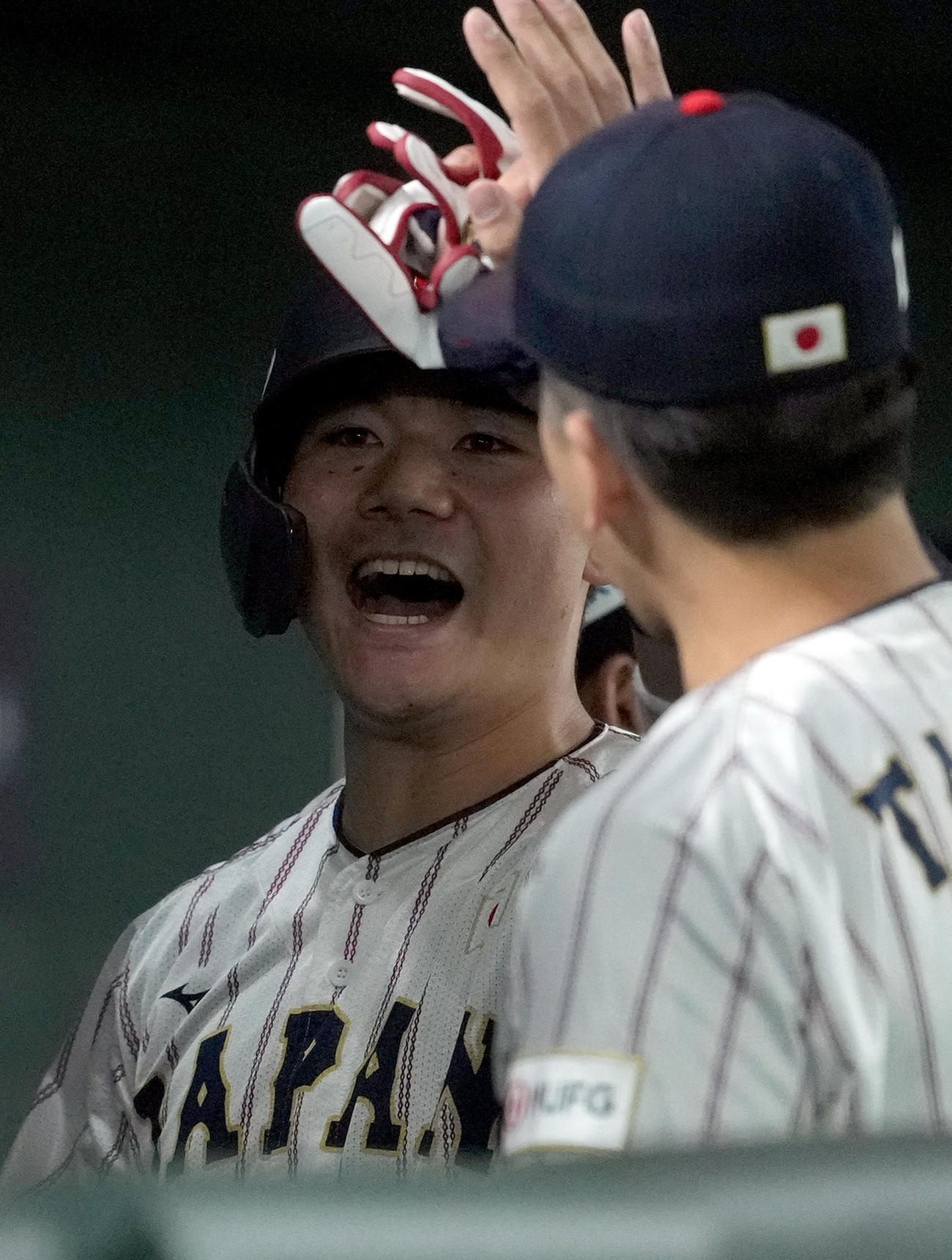 日本対台湾　5回裏、2点適時三塁打を放ちベンチで笑顔を見せる清宮（撮影・たえ見朱実）