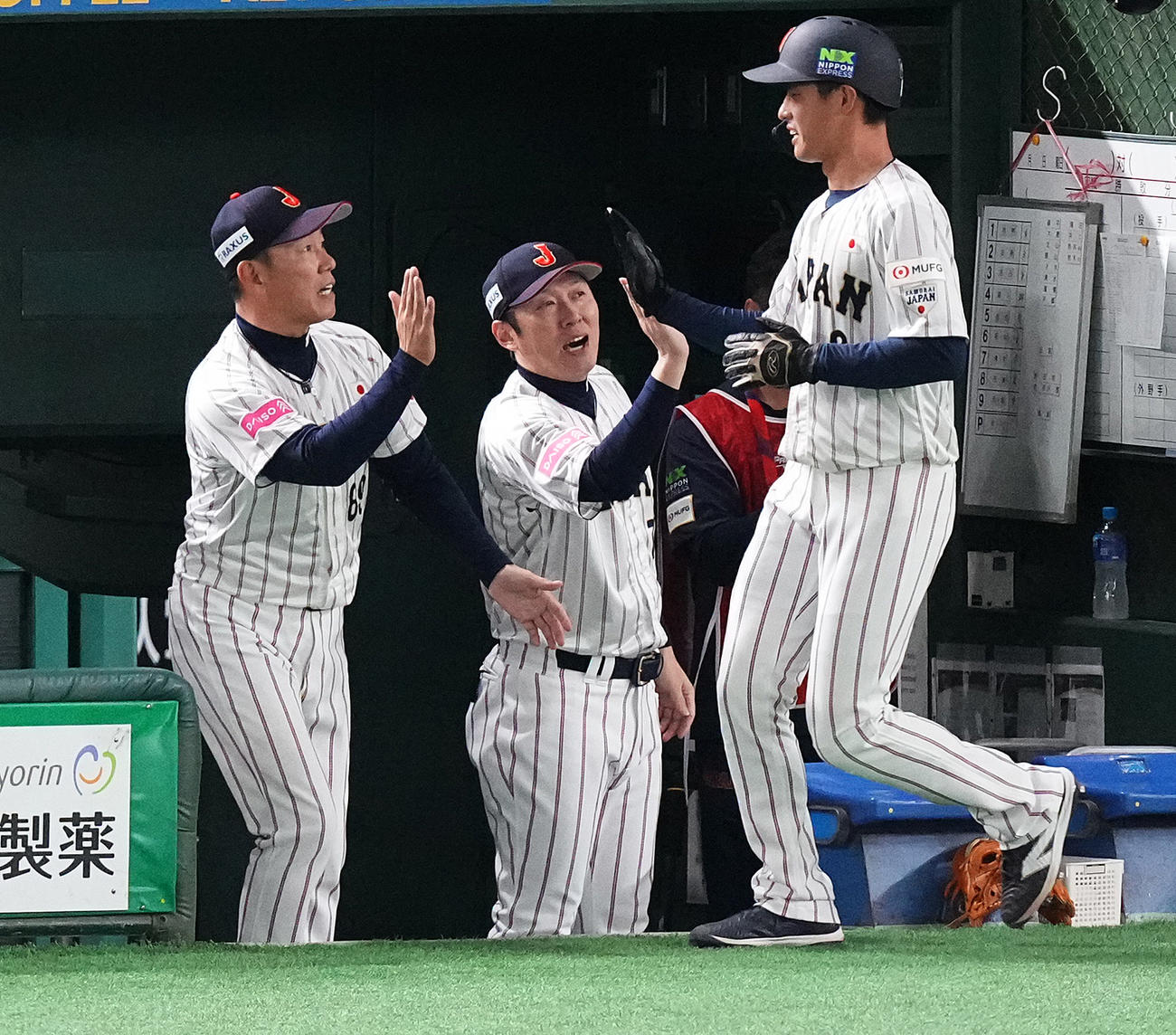 日本対台湾　1回裏日本無死一、二塁、森下の左2点適時二塁打で生還した辰己（右）を迎える井端監督（左）（撮影・鈴木みどり）
