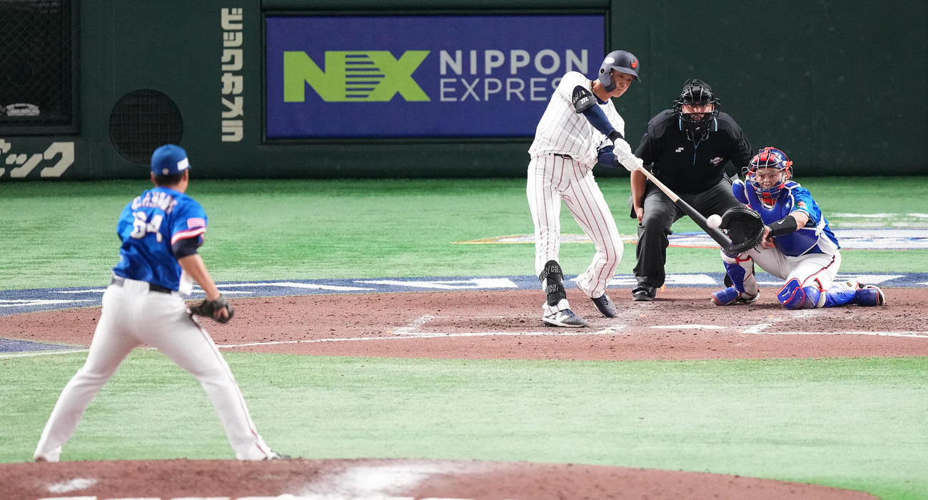 日本対台湾　6回裏日本1死一、三塁、左2点適時二塁打を放つ辰己。投手王志〓（火ヘンに宣）（撮影・鈴木みどり）
