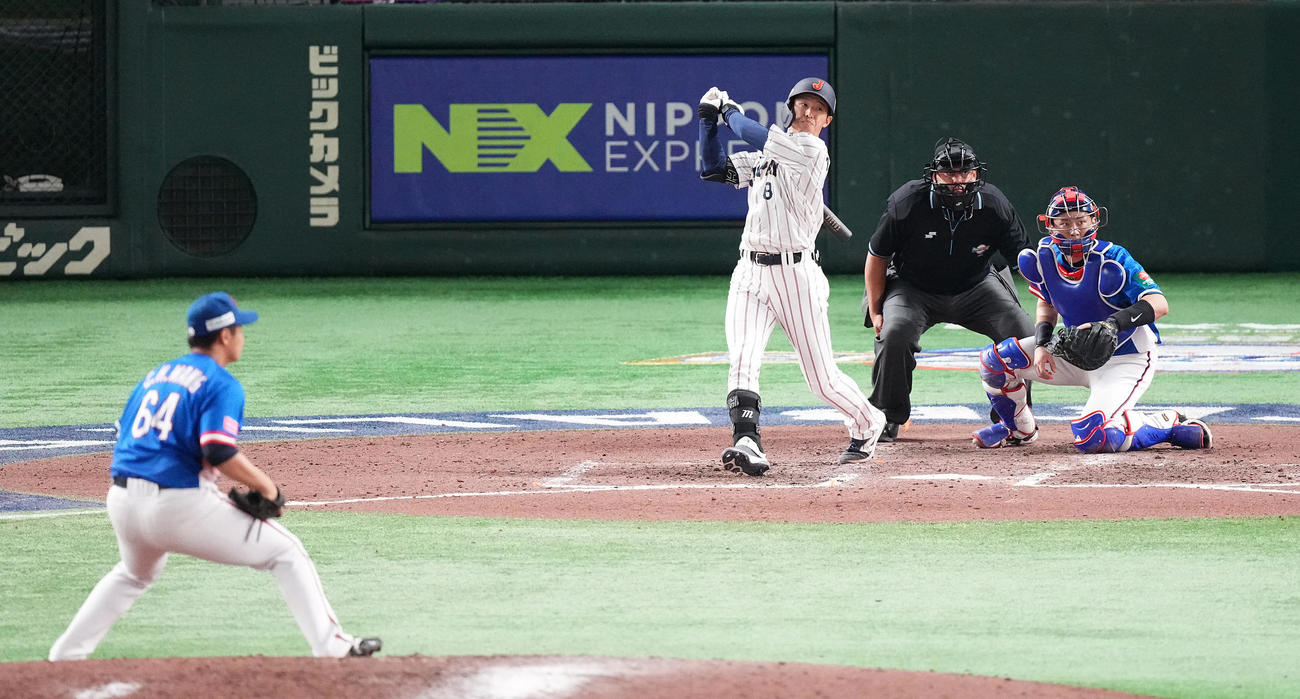 日本対台湾　6回裏日本1死一、三塁、左2点適時二塁打を放つ辰己。投手王志〓（火ヘンに宣）（撮影・鈴木みどり）