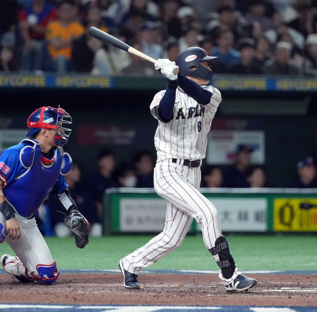 日本対台湾　6回裏日本1死一、三塁、左翼線に2点適時二塁打を放つ辰己（撮影・たえ見朱実）