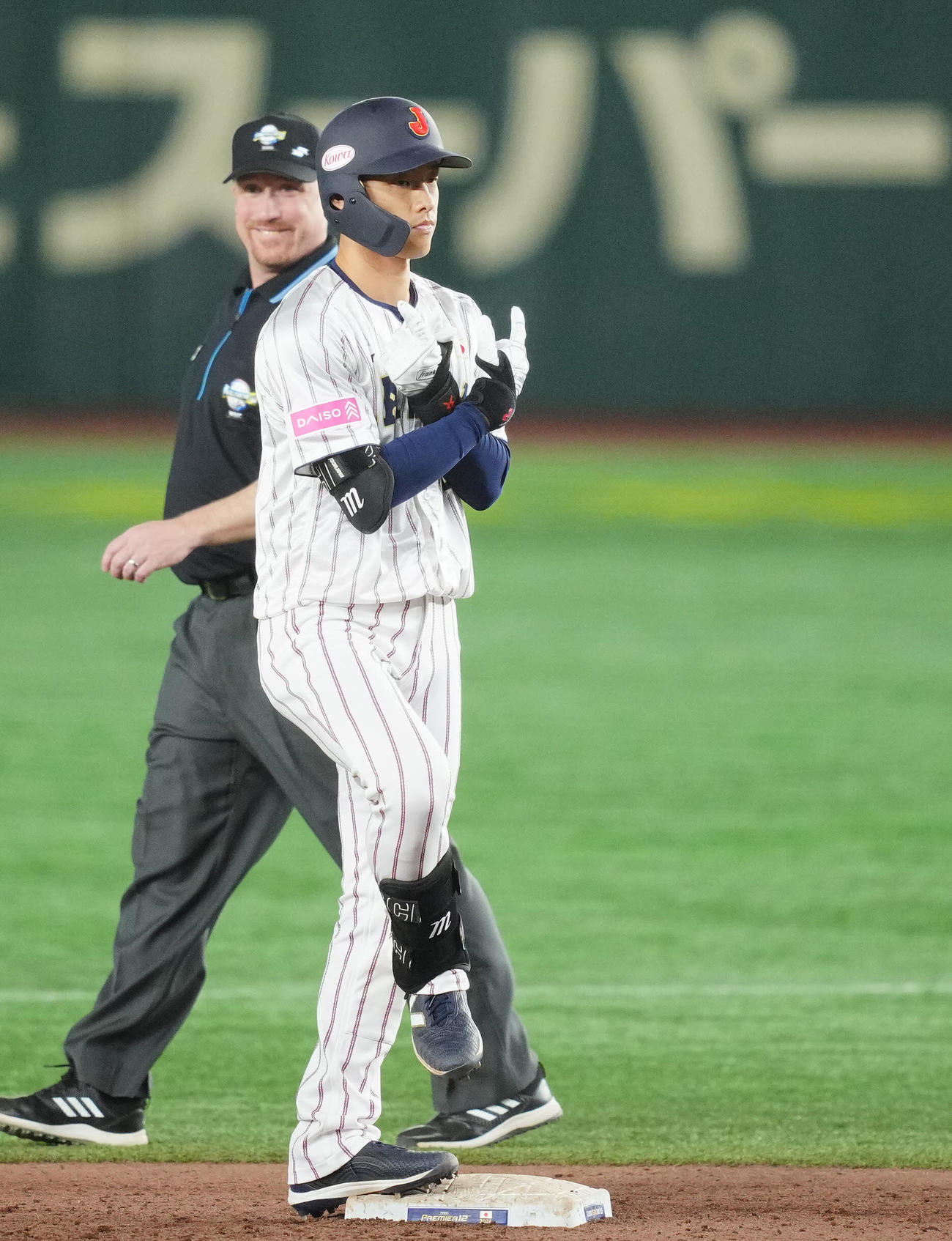 日本対台湾　6回裏日本1死一、三塁、適時二塁打を放ちポーズを決める辰己（撮影・垰建太）