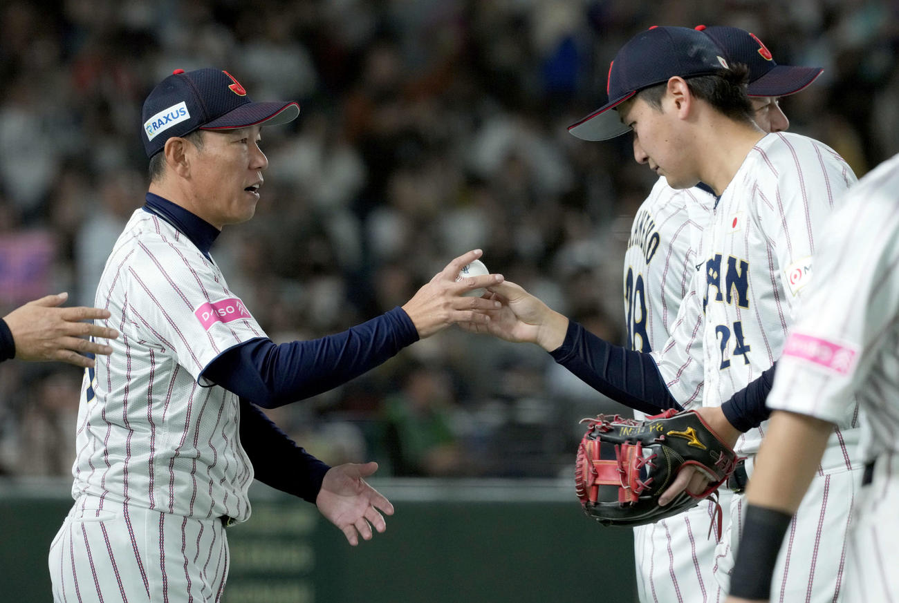 日本対台湾　台湾に勝利し紅林（右）からウイニングボールを受け取る井端監督（撮影・たえ見朱実）