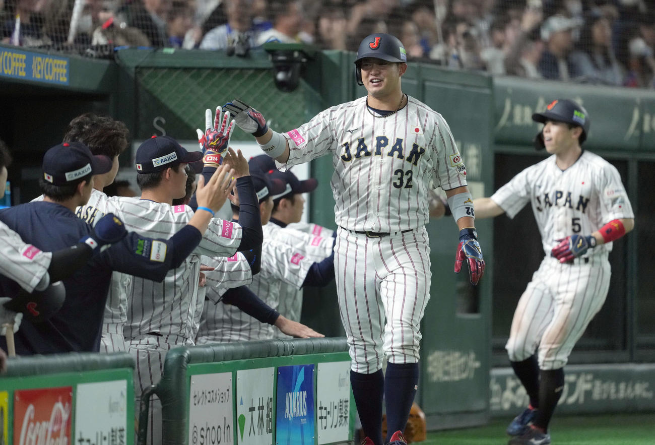 日本対台湾　6回裏日本1死一、三塁、辰己涼介2点適時二塁打で生還した佐藤都（撮影・たえ見朱実）