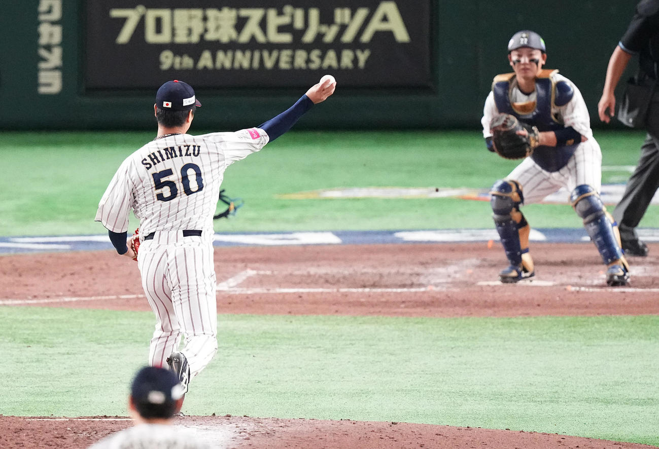 日本対台湾　5回表台湾無死満塁、潘傑楷の投ゴロを本塁へ送球する清水（撮影・鈴木みどり）