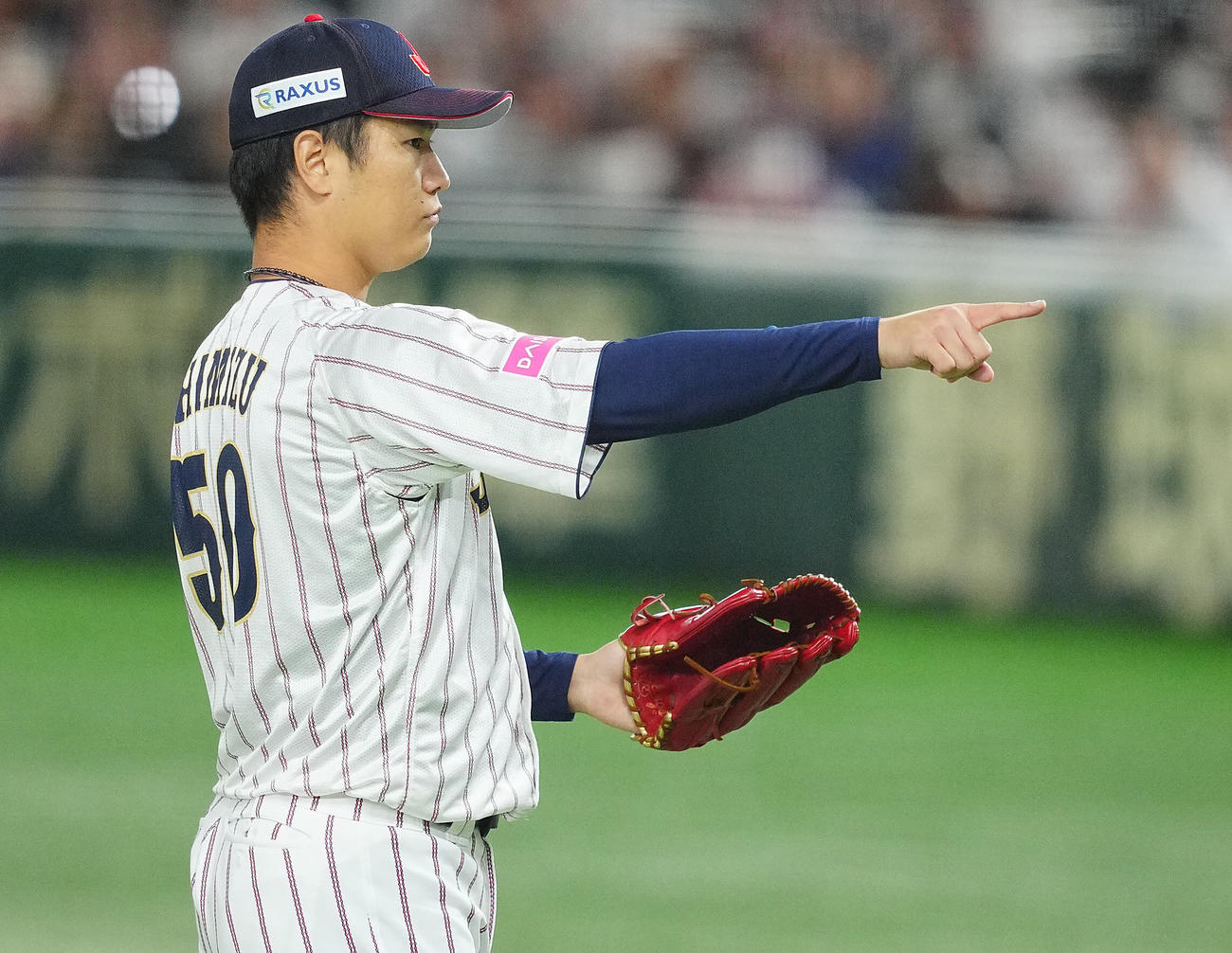 日本対台湾　5回表台湾2死二、三塁、江坤宇を空振り三振に仕留め捕手古賀を指さす清水（撮影・垰建太）