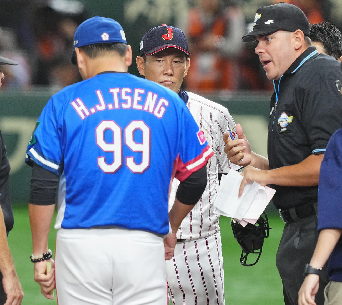 日本対台湾　試合前、台湾曽監督（手前）とメンバー表交換を行う井端監督（撮影・垰建太）