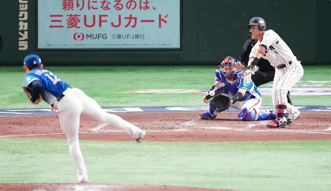 日本対台湾　2回裏日本2死、中前打を放つ村林。投手江国豪（撮影・鈴木みどり）