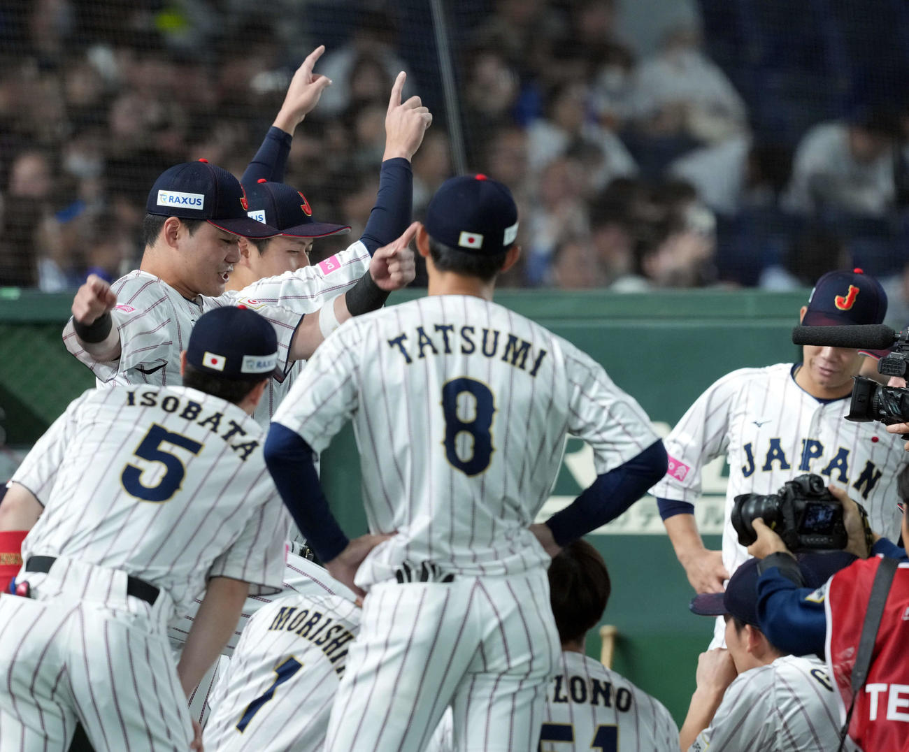 日本対台湾　試合前の円陣で声だしをする清宮幸太郎（手前）と紅林（撮影・たえ見朱実）