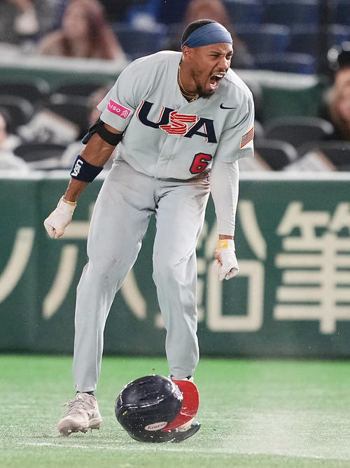 ベネズエラ対米国　6回表米国2死満塁、内野安打を放ったシンプソンは雄たけびを上げる（撮影・鈴木みどり）