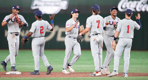 ベネズエラ対米国　ベネズエラに勝利し喜ぶ米国ナイン（撮影・鈴木みどり）