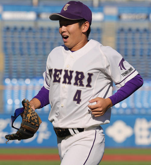 天理大対青学大　1回裏青学大2死一、三塁、中田達也の二飛を好捕し笑顔の大森（撮影・野上伸悟）