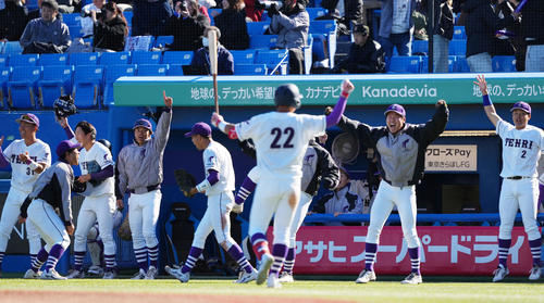 天理大対青学大　4回表天理大2死二塁、井脇が左越え2点本塁打を放ち歓喜する天理大ナイン（撮影・横山健太）