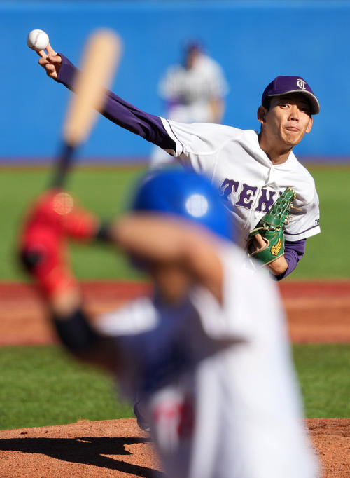天理大対青学大　力投する天理大先発の的場（撮影・横山健太）