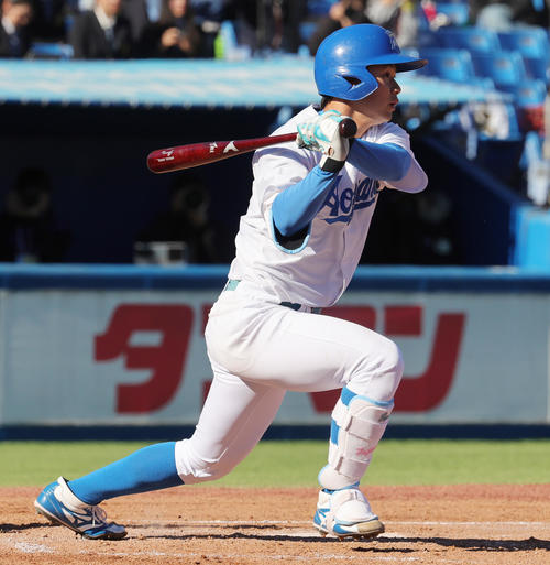 天理大対青学大　2回裏青学大2死三塁、右前適時打を放つ藤原（撮影・野上伸悟）
