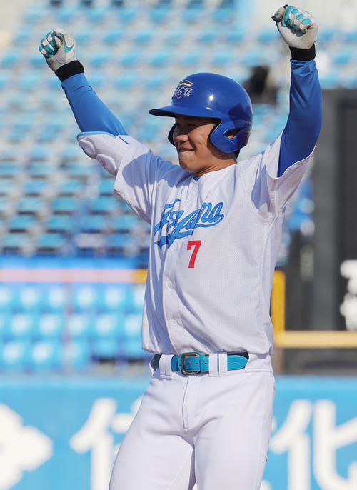 天理大対青学大　2回裏青学大2死三塁、右前適時打を放ち喜ぶ藤原（撮影・野上伸悟）