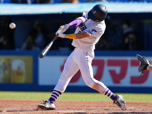 天理大対青学大　4回表天理大2死二塁、左越え2点本塁打を放つ井脇（撮影・横山健太）