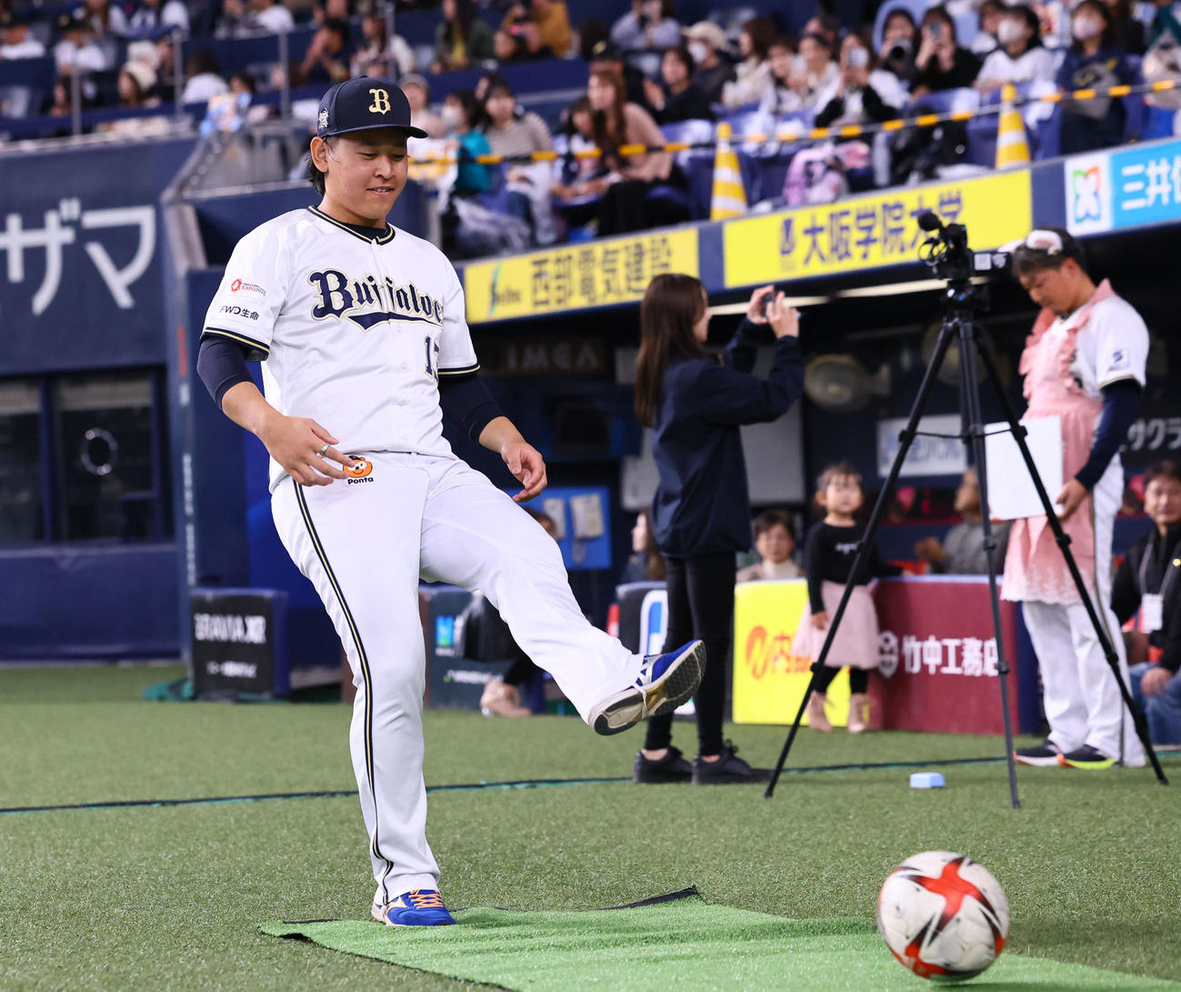 サッカーボウリングに挑戦する宮城（撮影・藤尾明華）