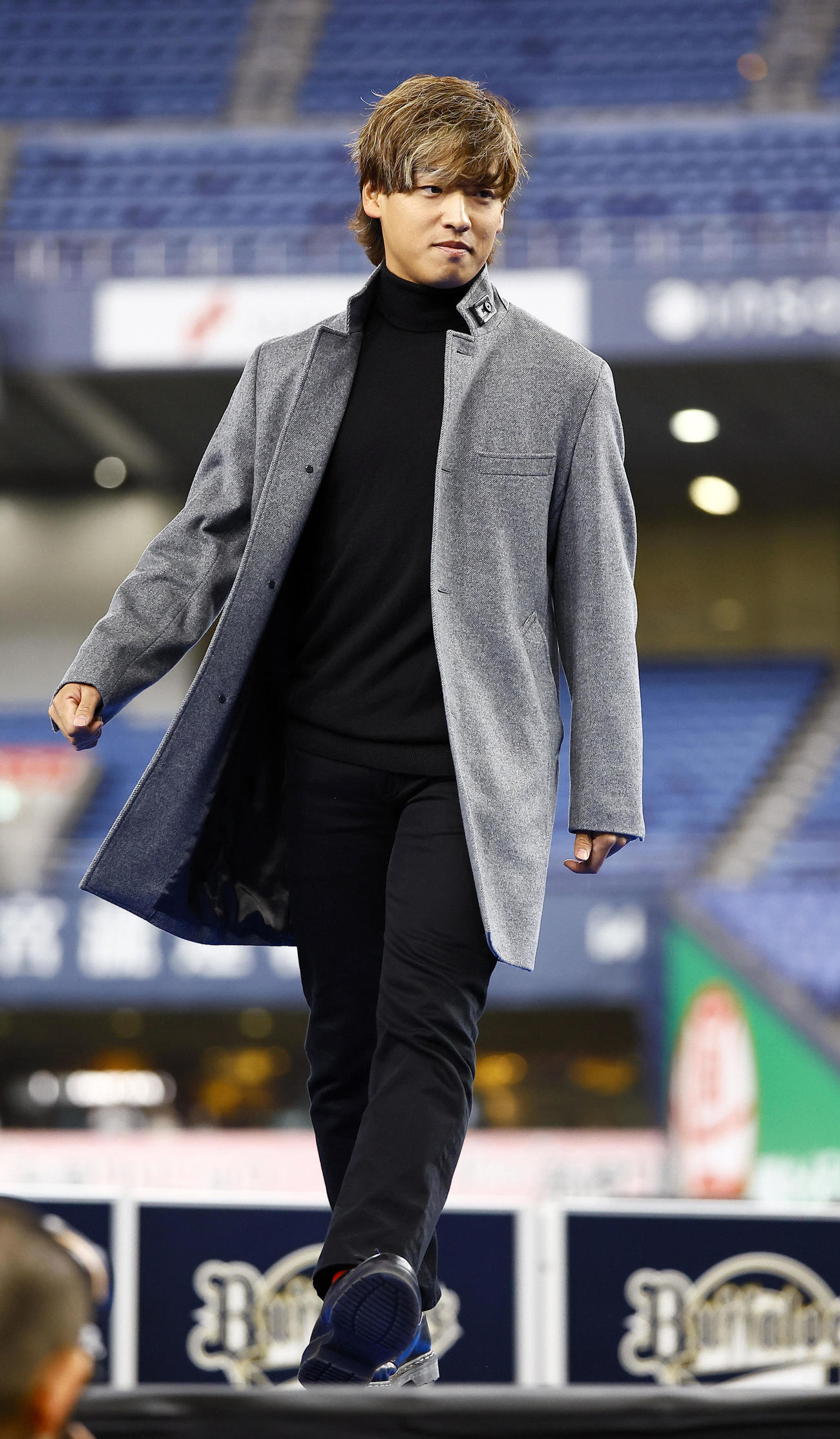 ファン感謝デーで、クリスマスデートコーデを披露するオリックス渡部（撮影・藤尾明華）