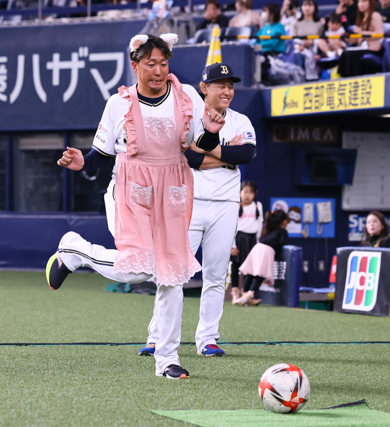 ファン感謝デーでエプロンを着けて、サッカーボウリングに挑戦するオリックス井口（撮影・藤尾明華）