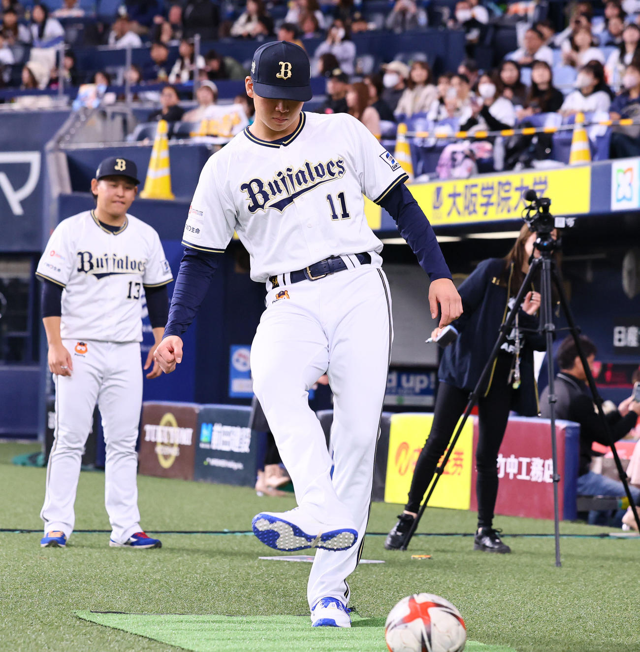 ファン感謝デーでサッカーボウリングに挑戦する山下（撮影・藤尾明華）