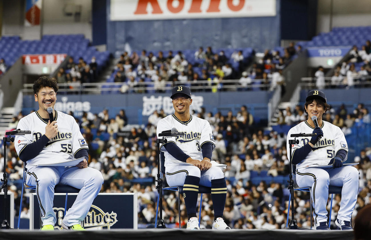 ファン感謝デーでトークショーをするオリックスを引退した左からT－岡田、安達、小田（撮影・藤尾明華）
