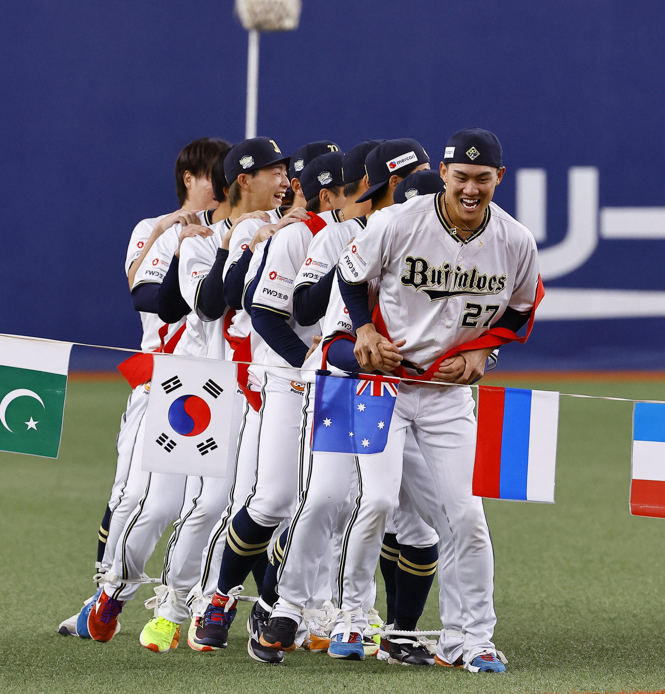 ファン感謝デーで、ムカデ競走をするオリックス野手チーム（撮影・藤尾明華）