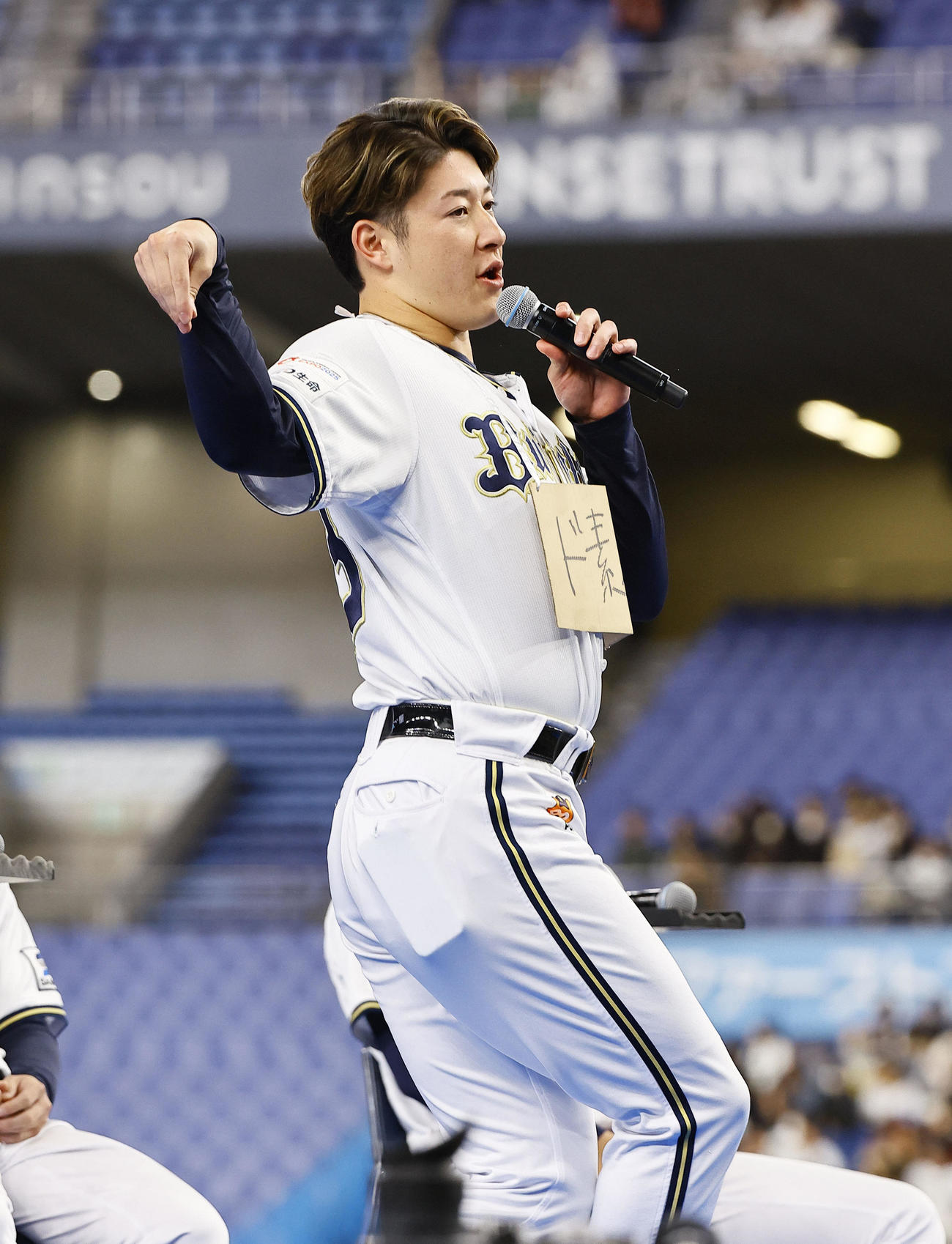 ファン感謝デーで、ショートムービーのスタートあいさつを出すオリックス吉田（撮影・藤尾明華）