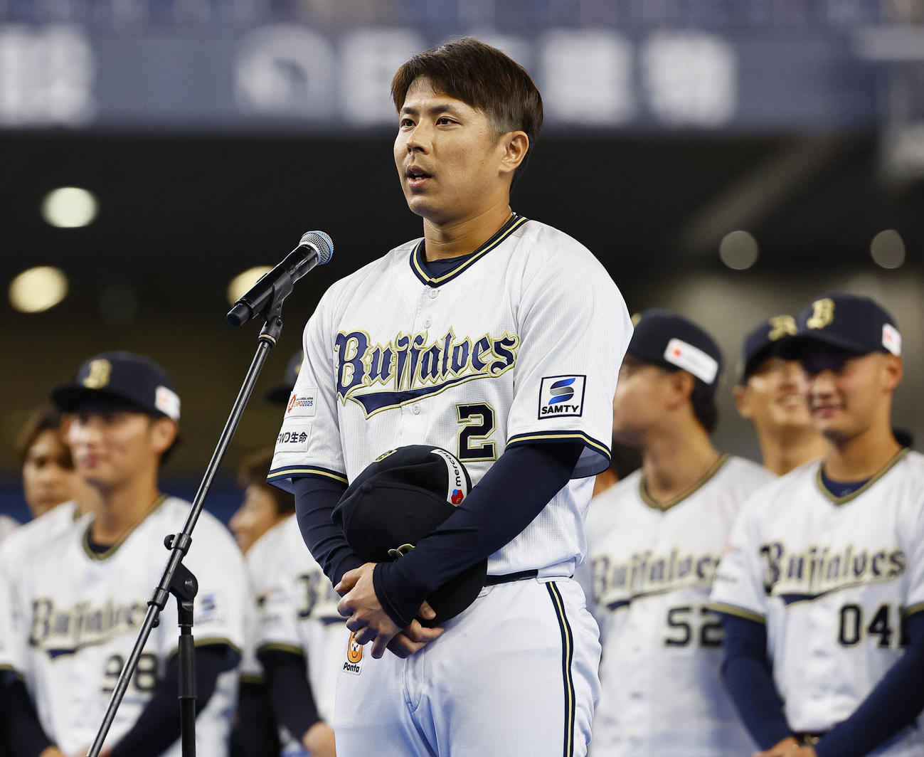 ファン感謝デーであいさつをする新選手会長の若月（撮影・藤尾明華）