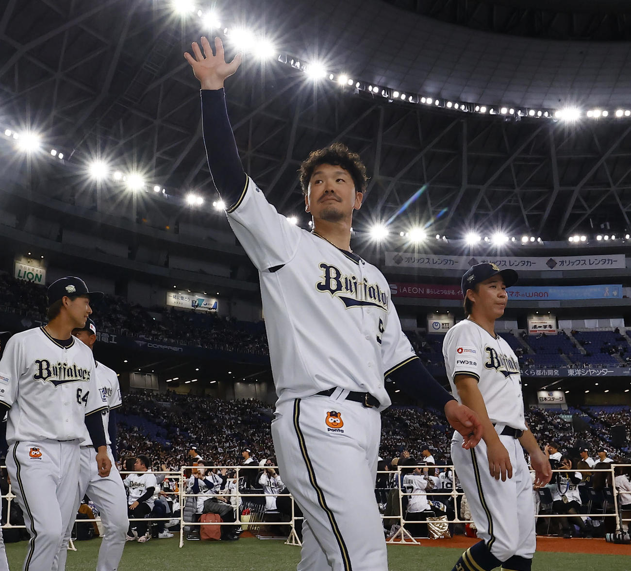 ファン感謝デーで、ファンに手を振るオリックスを引退したT－岡田（撮影・藤尾明華）
