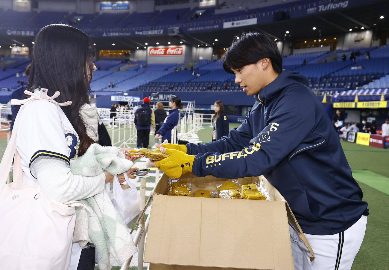 ファン感謝デーで手袋を手渡ししながら、お出迎えをするオリックス石川（撮影・藤尾明華）